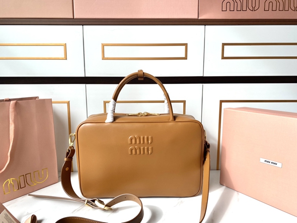 スーパーコピーブランドバッグ正面デザイン